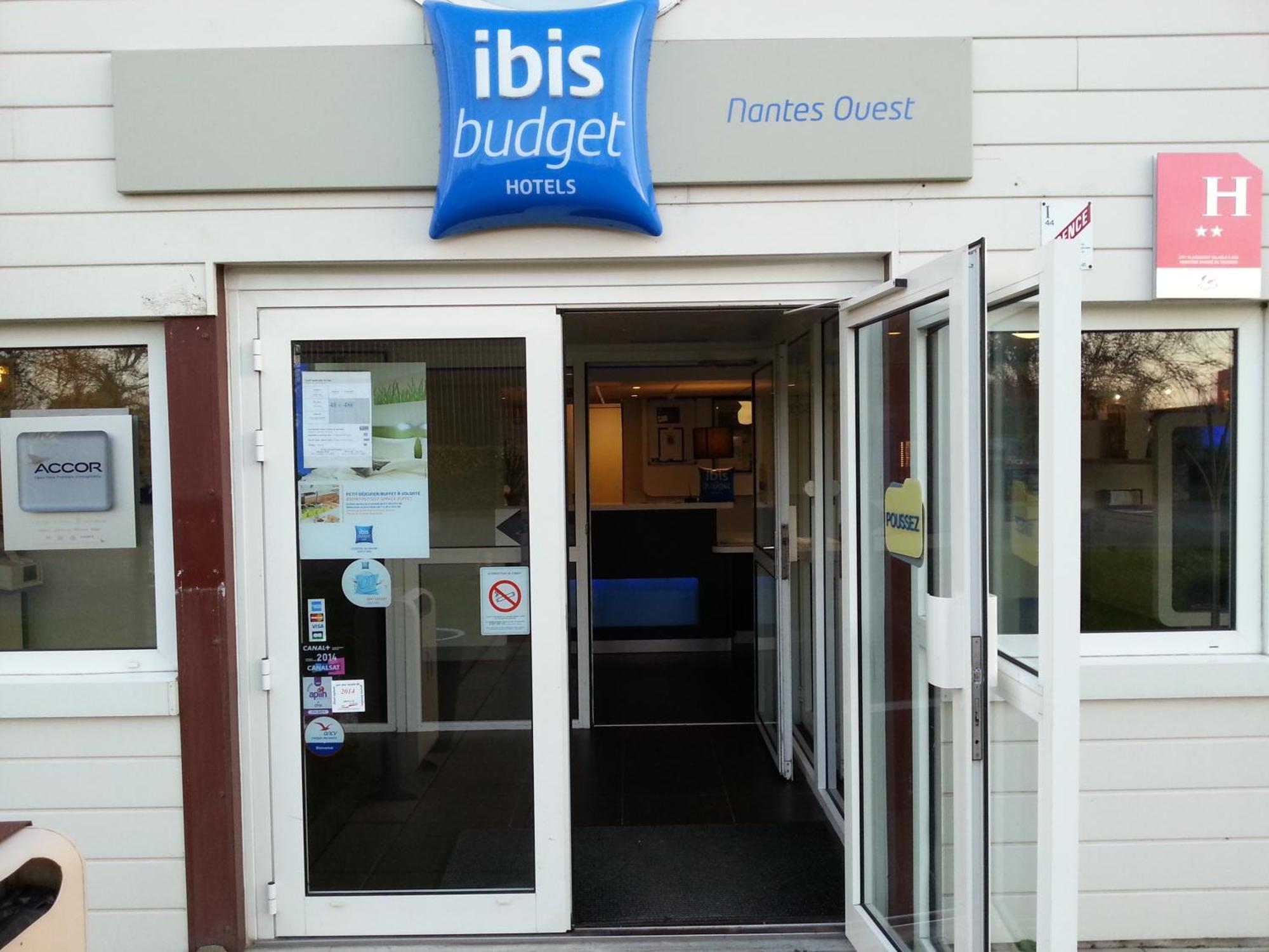 Hotel Ibis Budget Nantes Ouest Atlantis Couëron Esterno foto